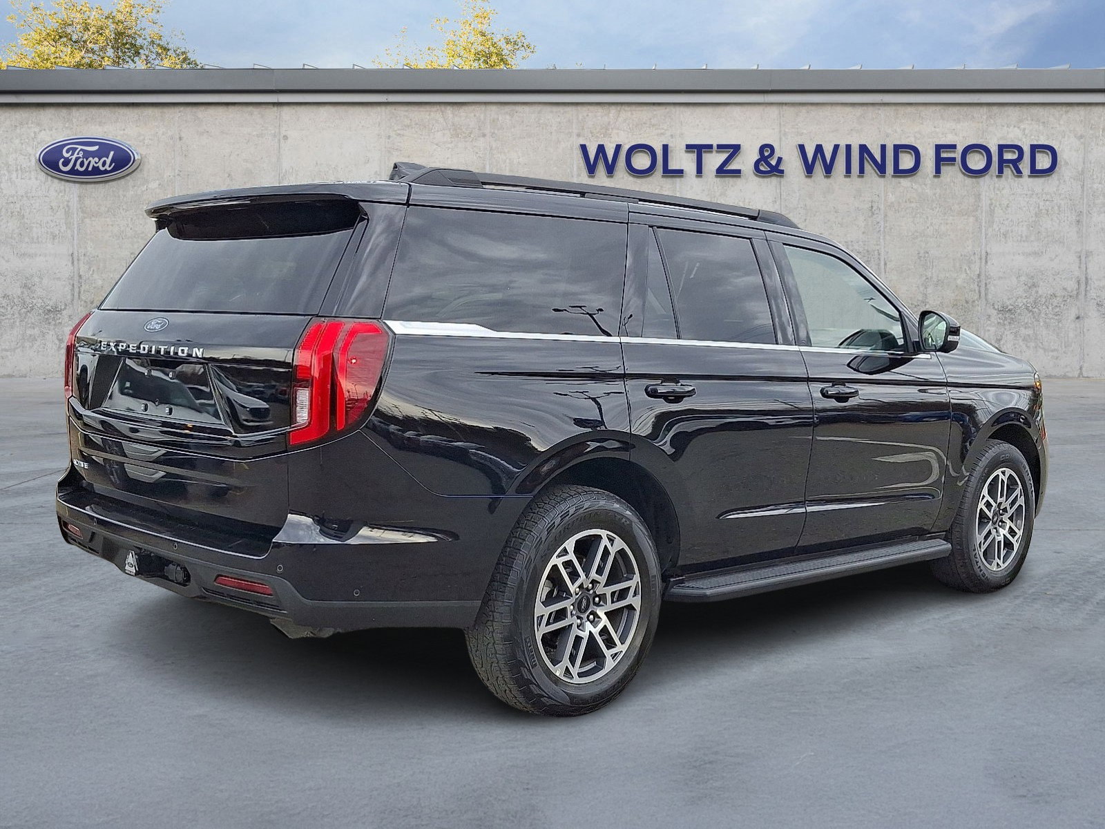 Certified 2025 Ford Expedition Active AWD/4WD image 6