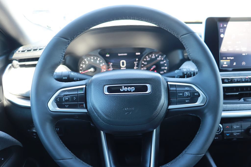 Used 2025 Jeep Compass Latitude AWD/4WD image 19