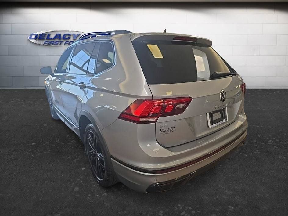 Used 2022 Volkswagen Tiguan SE R-Line AWD/4WD image 4