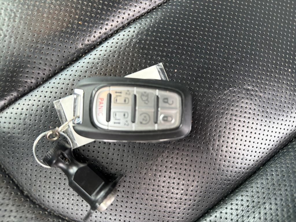 Used 2023 Chrysler Pacifica Limited FWD image 27
