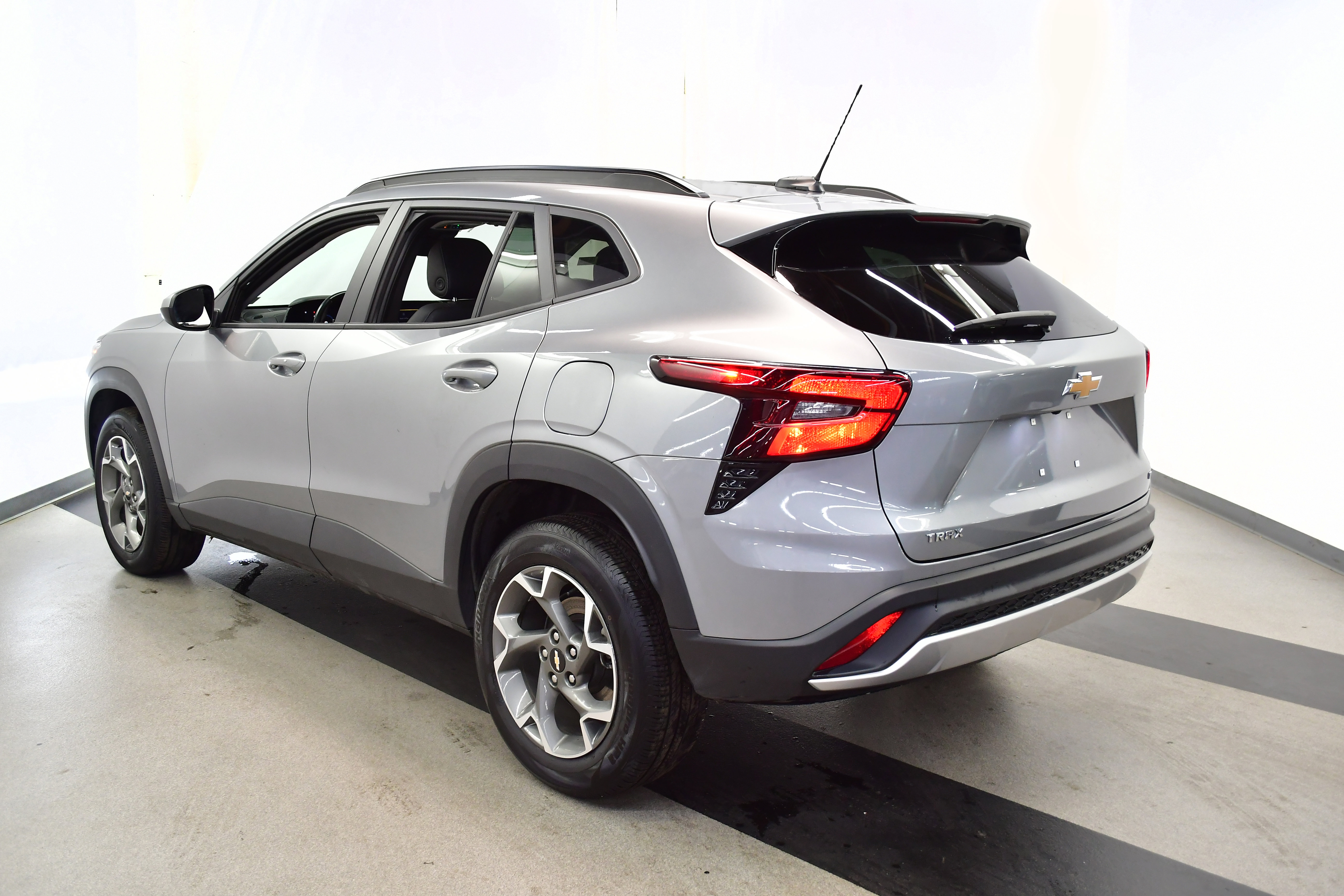 Used 2025 Chevrolet Trax LT w/ LT Convenience Package FWD image 35