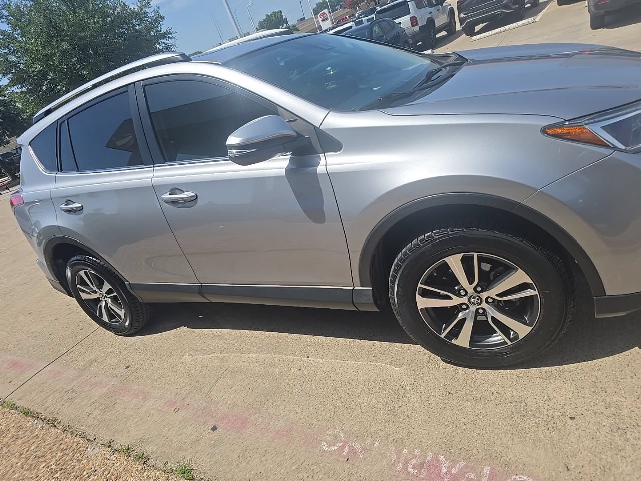 Used 2018 Toyota RAV4 XLE FWD image 3