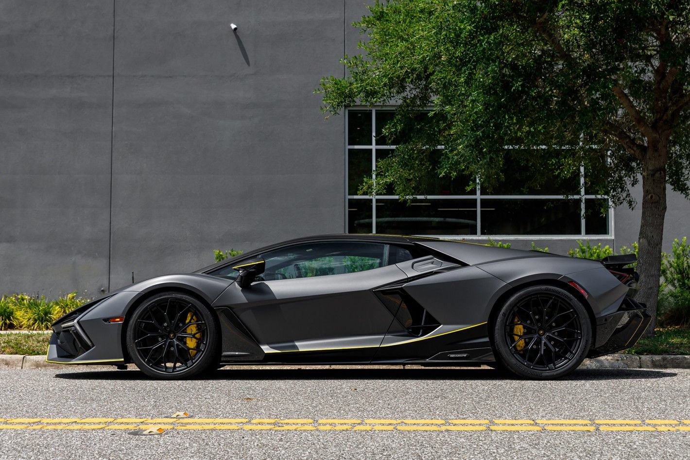 Used 2025 Lamborghini Revuelto AWD/4WD image 38