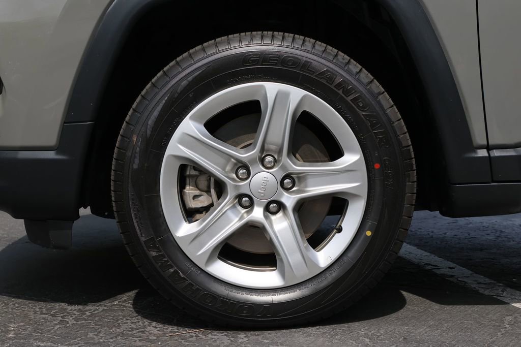Used 2023 Jeep Compass Latitude AWD/4WD image 5