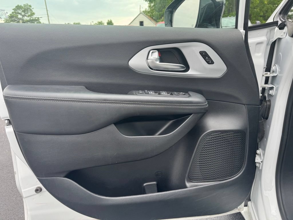 Used 2025 Chrysler Pacifica Limited FWD image 2