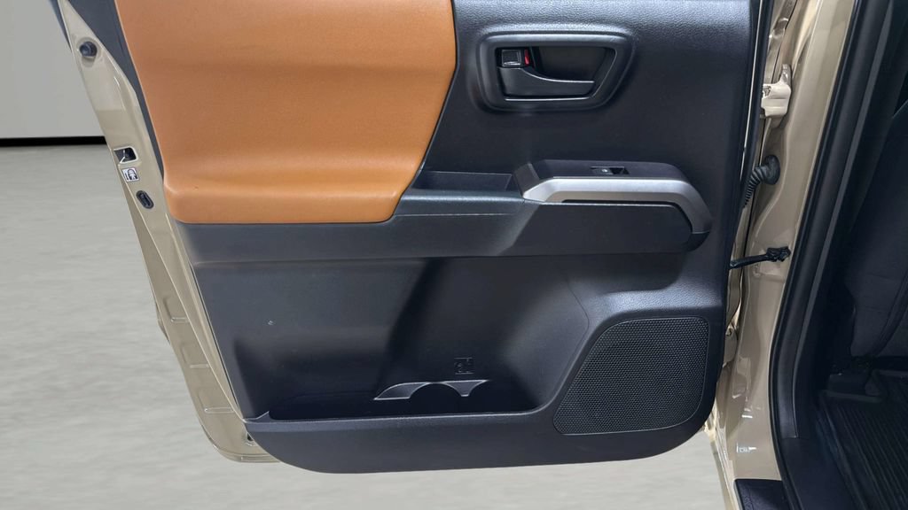 Used 2019 Toyota Tacoma SR5 AWD/4WD image 15