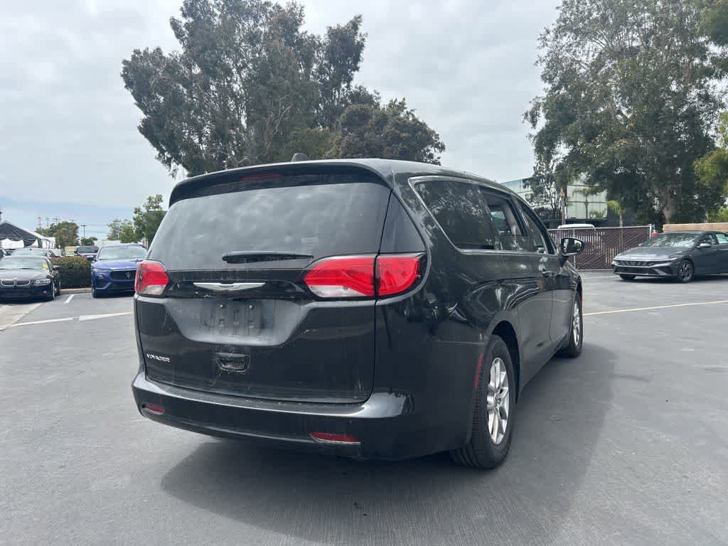 Used 2023 Chrysler Voyager LX FWD image 3