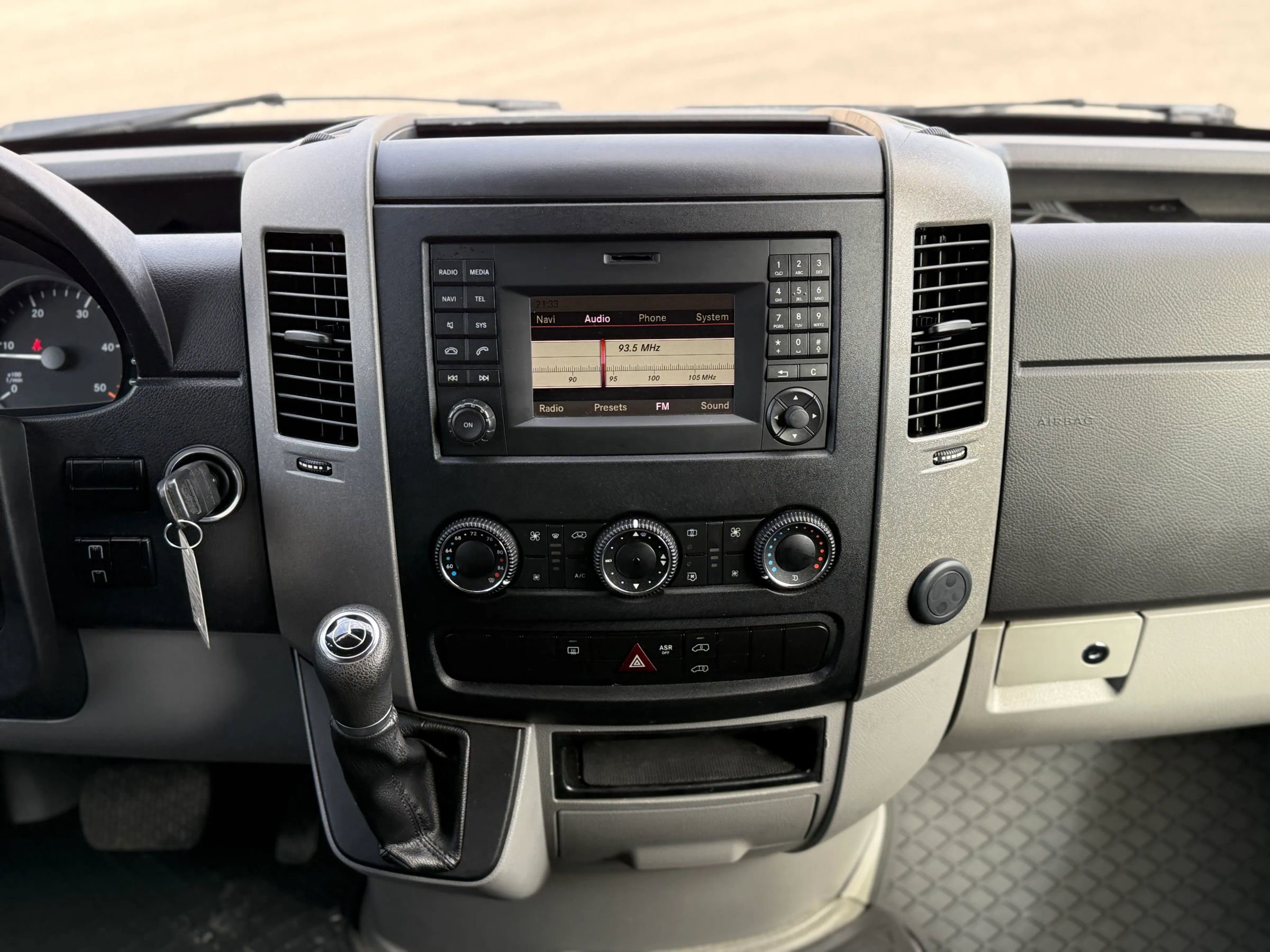 Used 2015 Mercedes-Benz Sprinter 2500 image 18