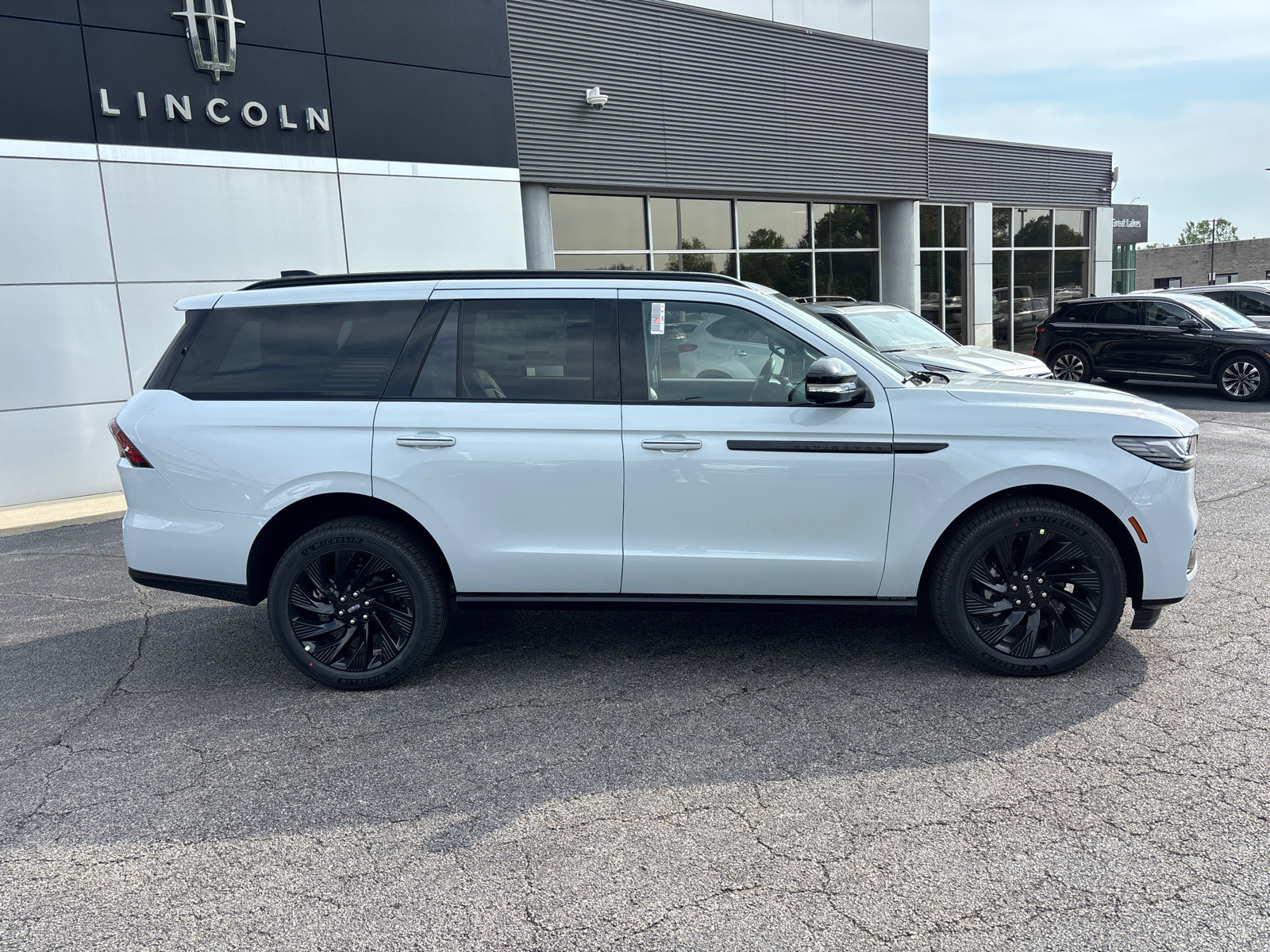 New 2026 Lincoln Navigator Reserve w/ Jet Appearance Package AWD/4WD image 8
