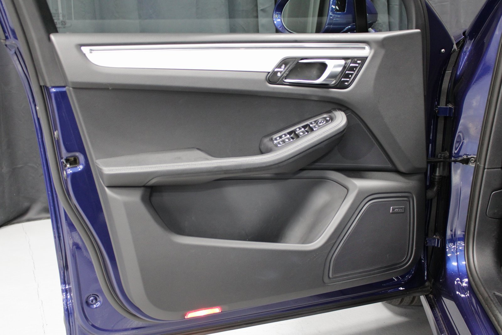 Certified 2025 Porsche Macan image 24