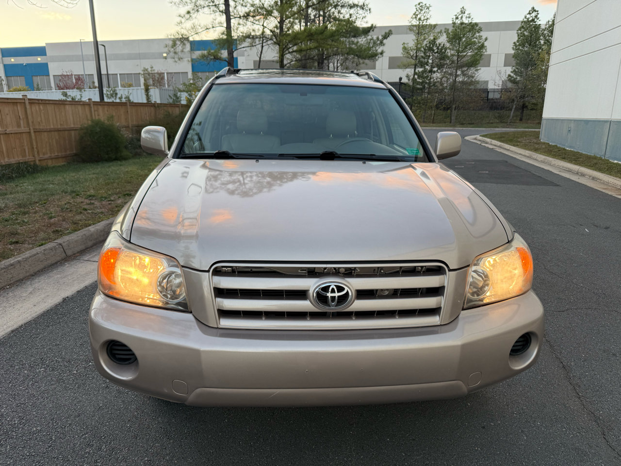 Used 2005 Toyota Highlander 4WD V6 w/ 3rd Row image 7
