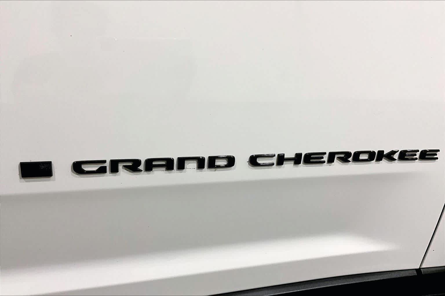 Used 2024 Jeep Grand Cherokee Limited w/ Black Appearance Package AWD/4WD image 9