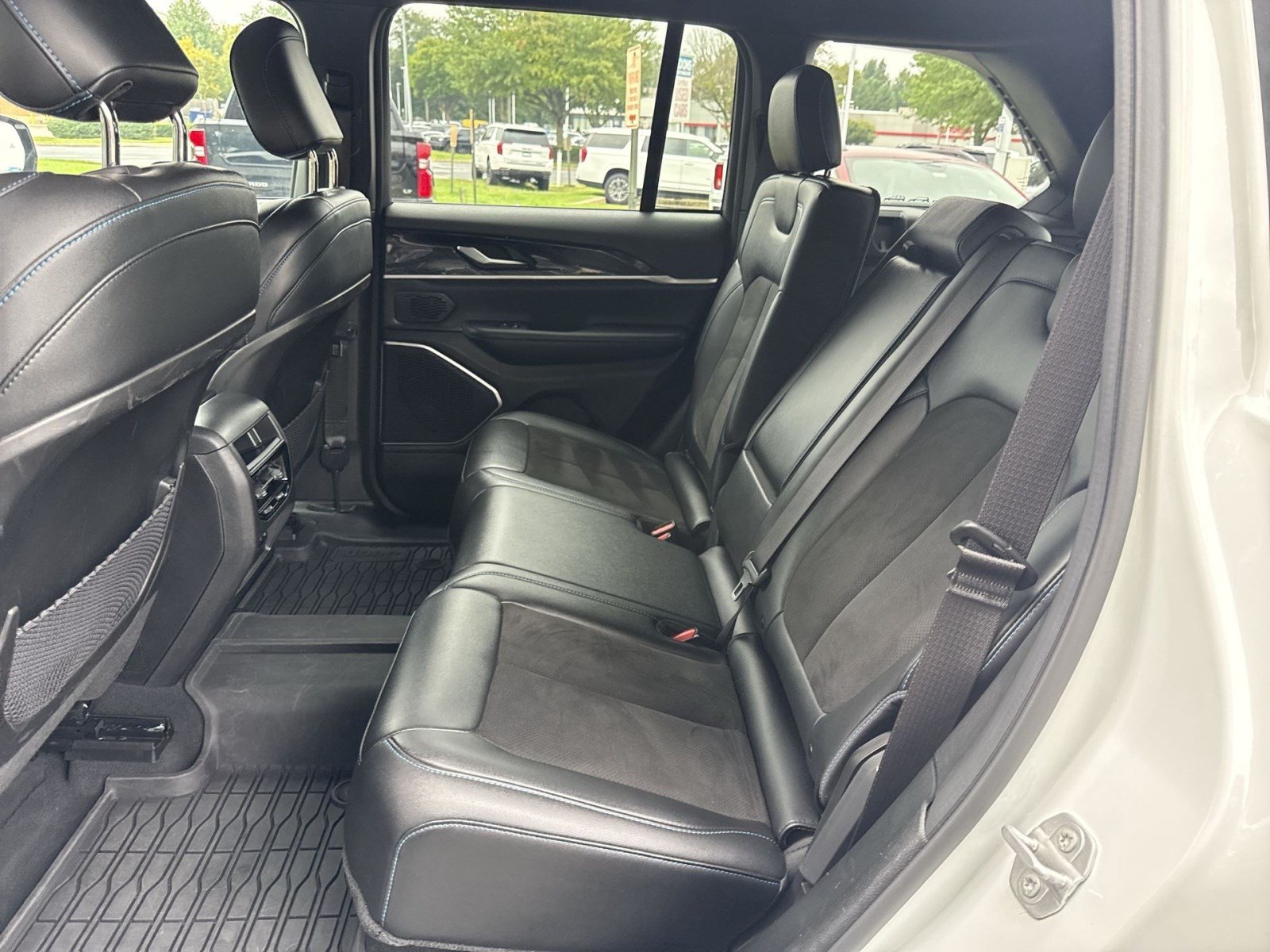 Used 2024 Jeep Grand Cherokee Trailhawk AWD/4WD image 23