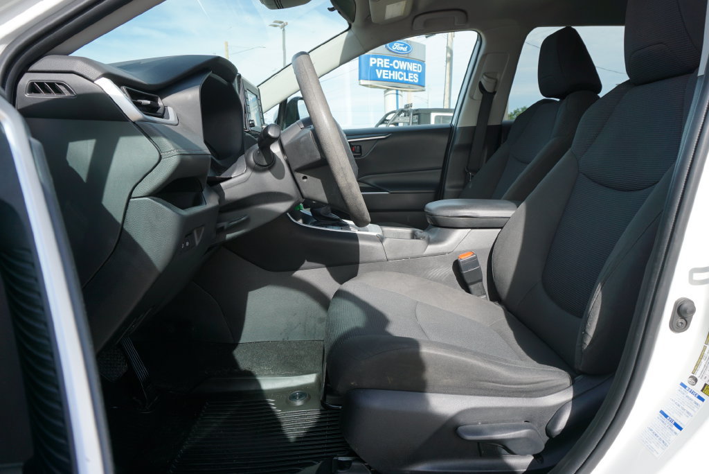 Used 2022 Toyota RAV4 LE AWD/4WD image 16