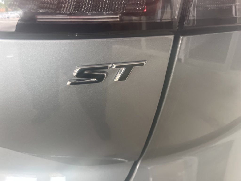 Certified 2023 Buick Envision Essence w/ Technology Package I AWD/4WD image 8