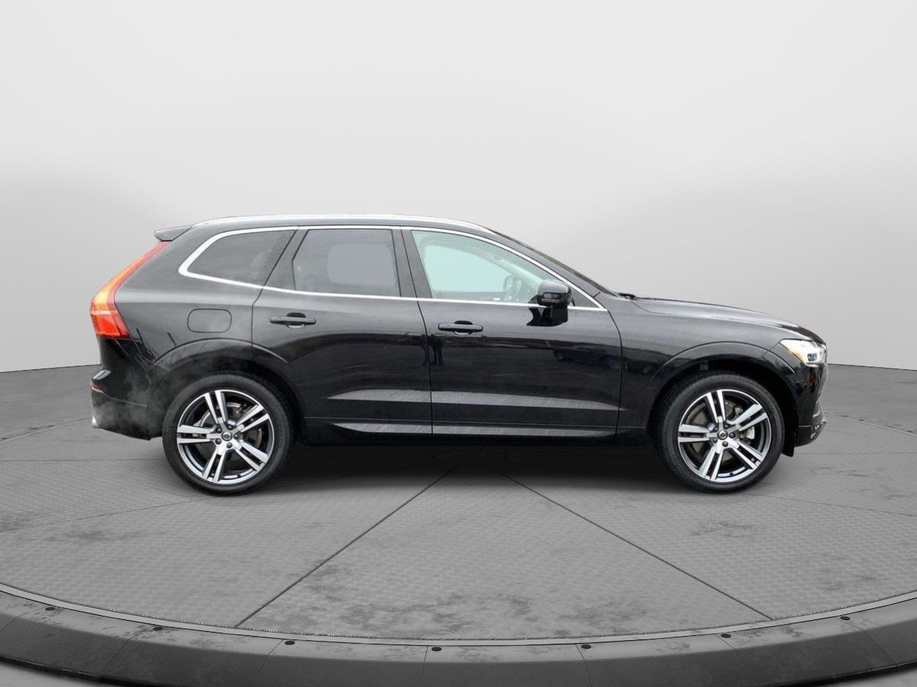 Used 2021 Volvo XC60 T6 Momentum w/ Premium Package image 2