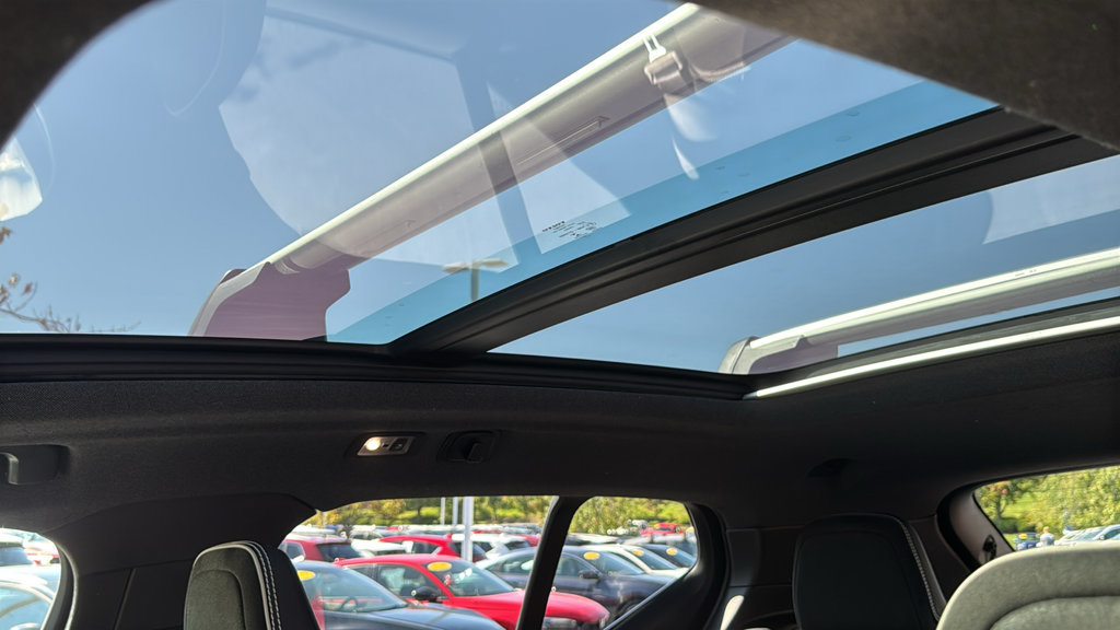 Used 2019 Volvo XC40 T5 R-Design AWD/4WD image 25