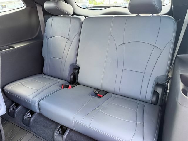 Used 2022 Buick Enclave Essence w/ Sport Touring Edition FWD image 9