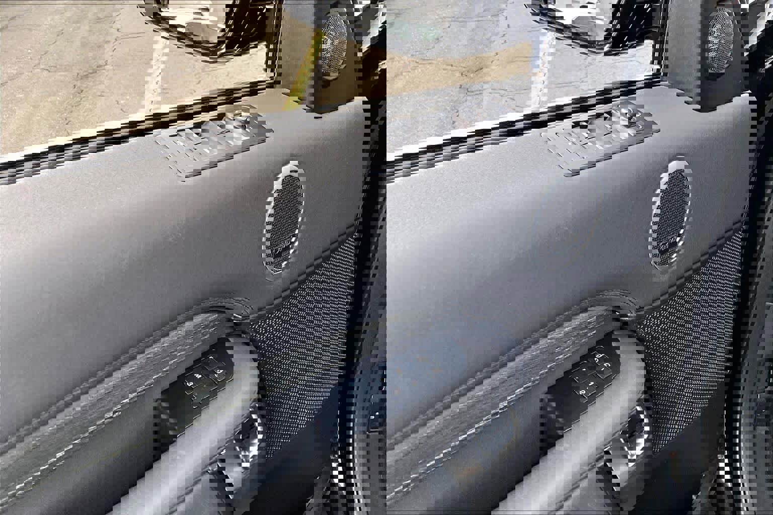 Used 2017 Land Rover Discovery HSE image 32