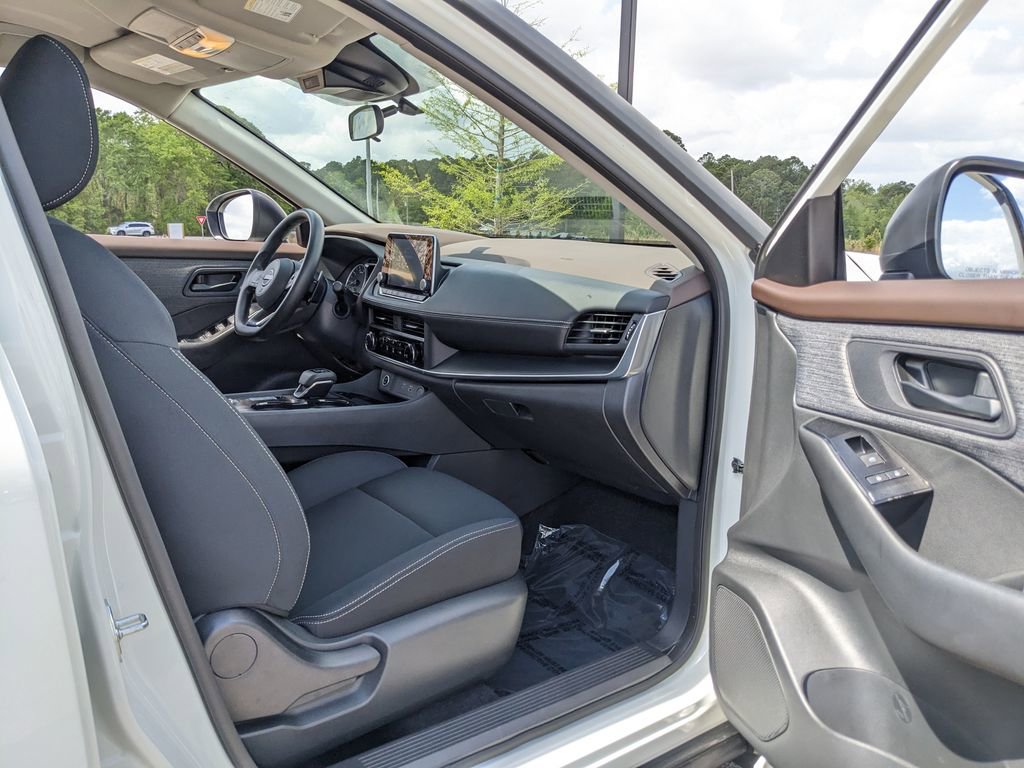 Used 2023 Nissan Rogue S image 34