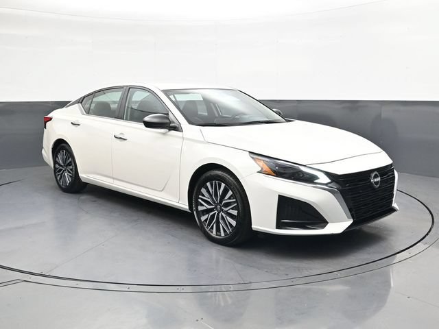 Used 2025 Nissan Altima 2.5 SV FWD image 2