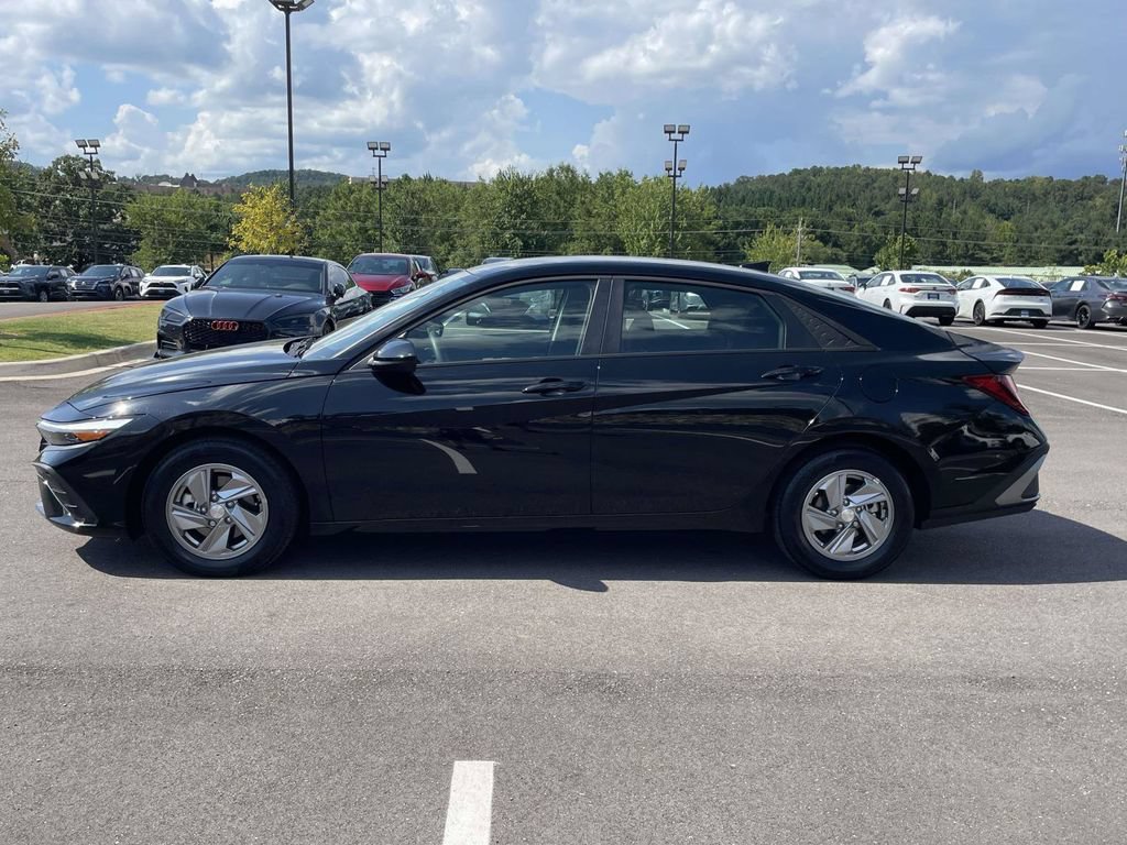 Certified 2025 Hyundai Elantra SE w/ Cargo Package FWD image 6
