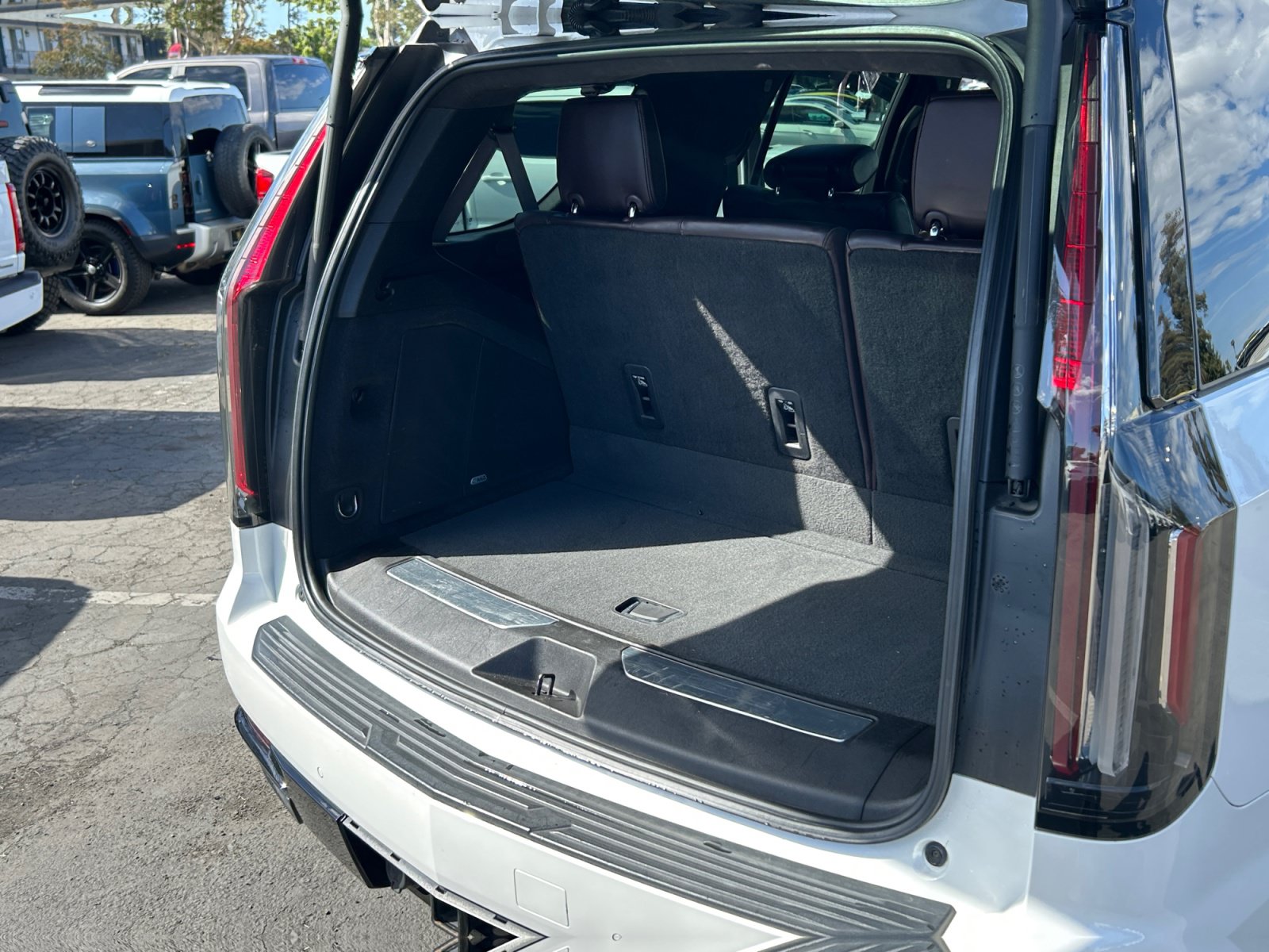 Used 2021 Cadillac Escalade Sport Platinum w/ LPO, ONYX Package AWD/4WD image 25