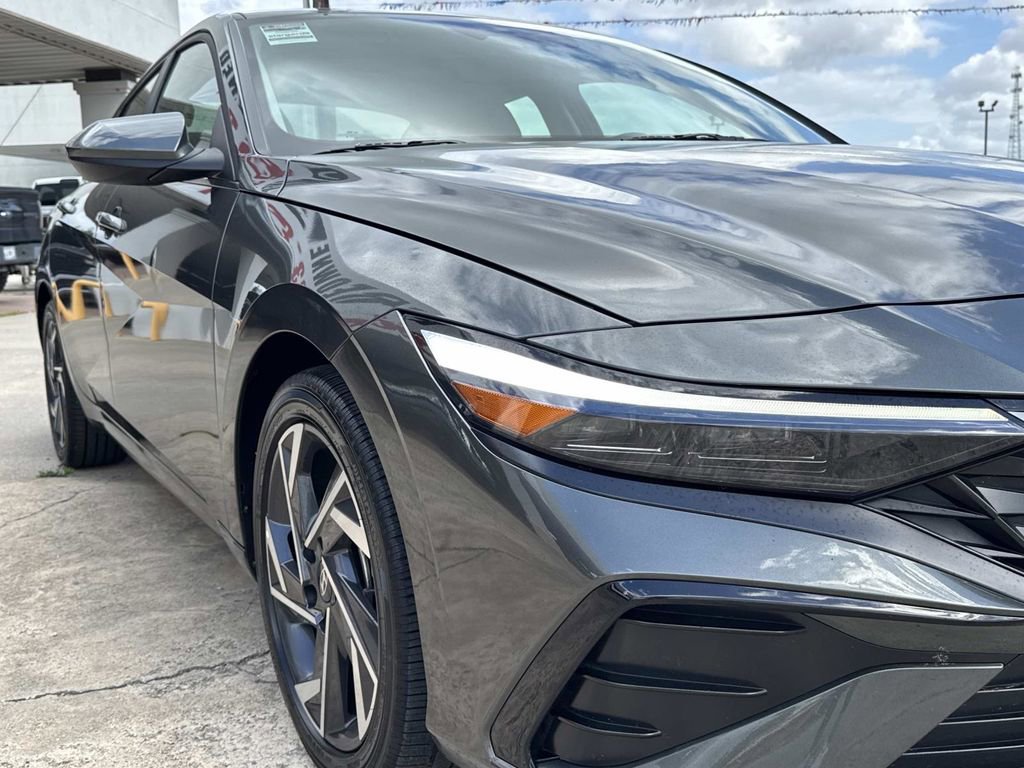 Used 2025 Hyundai Elantra SEL image 18