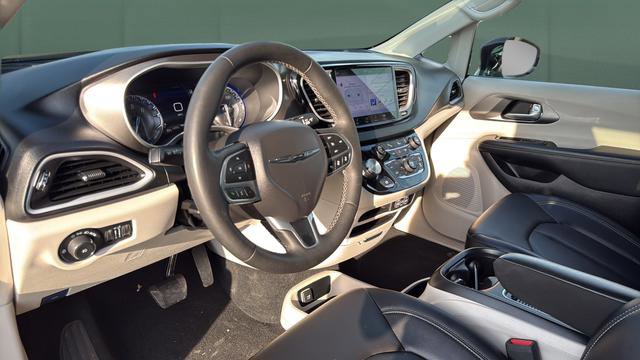 Used 2024 Chrysler Pacifica Touring-L image 43