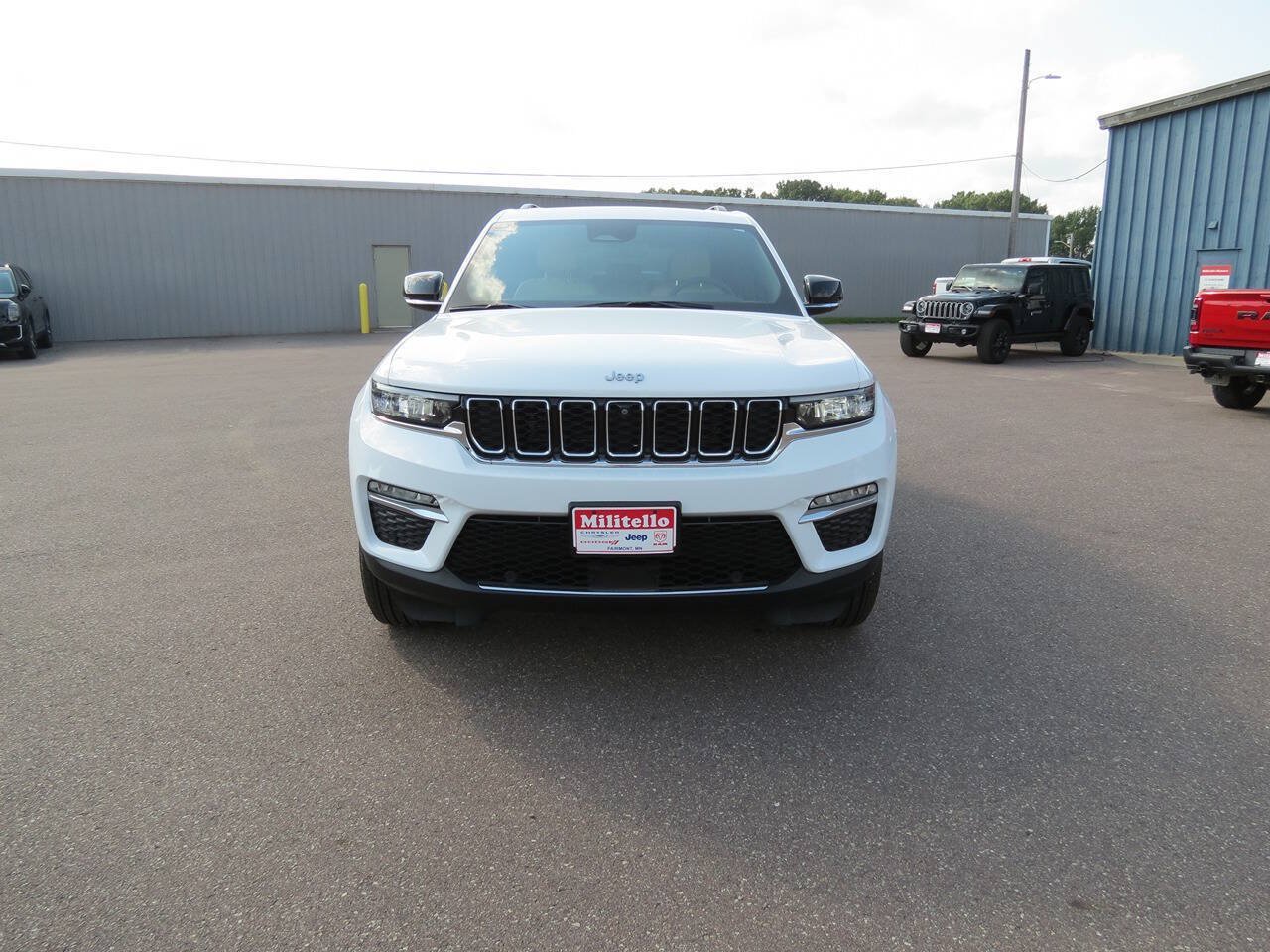 Used 2024 Jeep Grand Cherokee Limited w/ Luxury Tech Group II AWD/4WD image 3