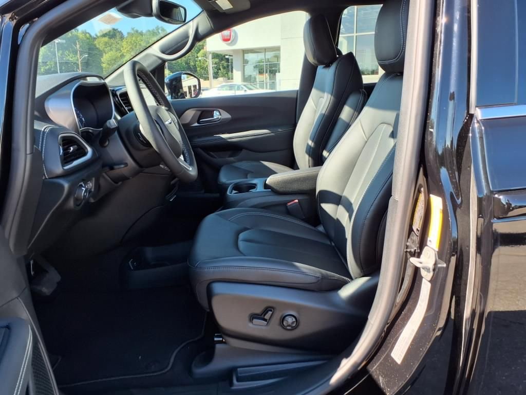 New 2026 Chrysler Pacifica Select image 9