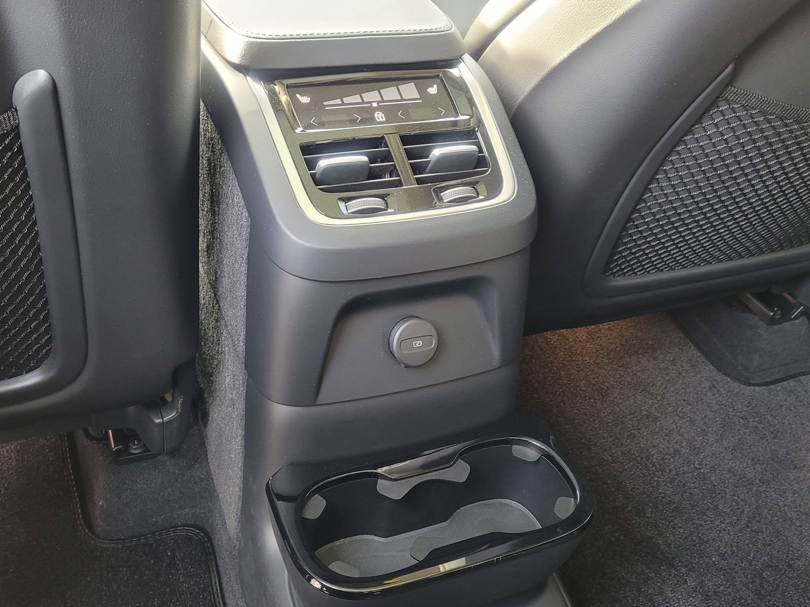 Certified 2024 Volvo XC90 T8 Ultimate w/ Protection Package Premier image 15