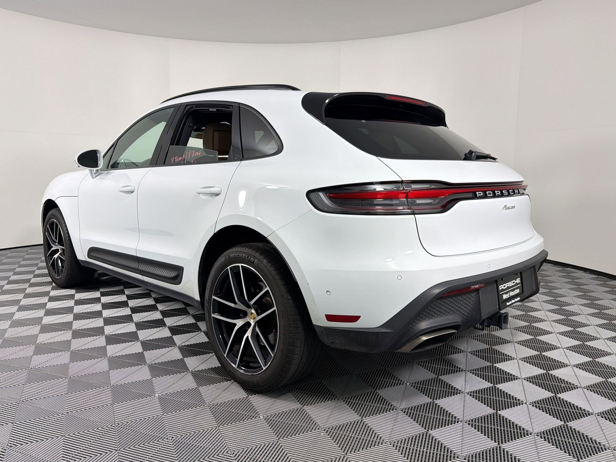 Certified 2023 Porsche Macan AWD/4WD image 3