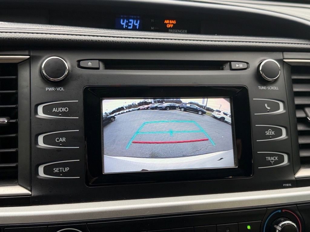 Used 2019 Toyota Highlander LE image 24