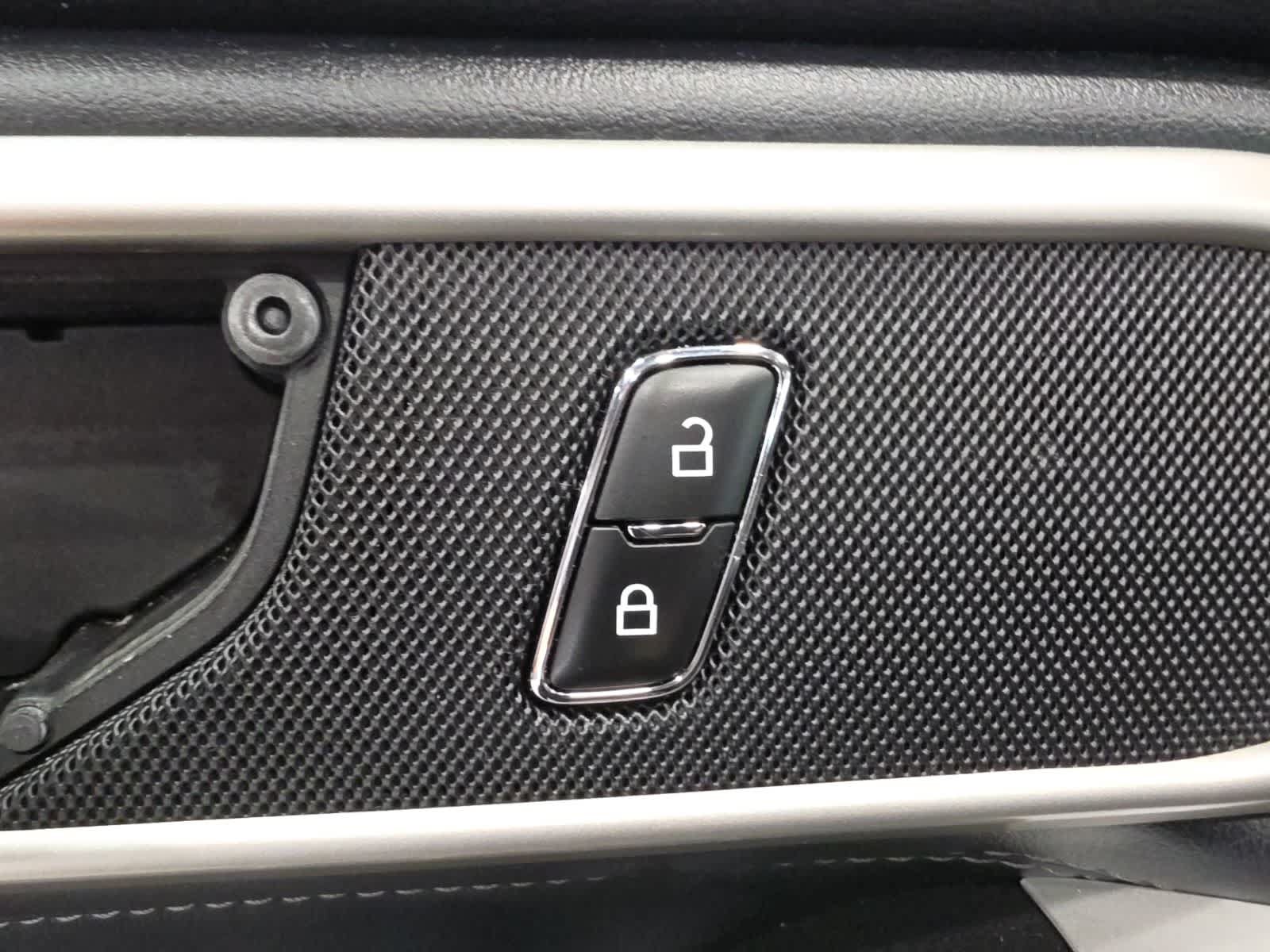 Used 2023 Ford Explorer XLT AWD/4WD image 16