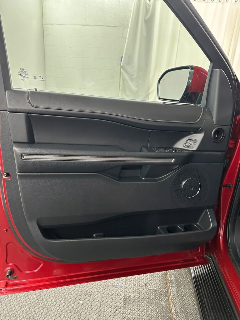 Used 2022 Ford Expedition XLT w/ Equipment Group 202A AWD/4WD image 8