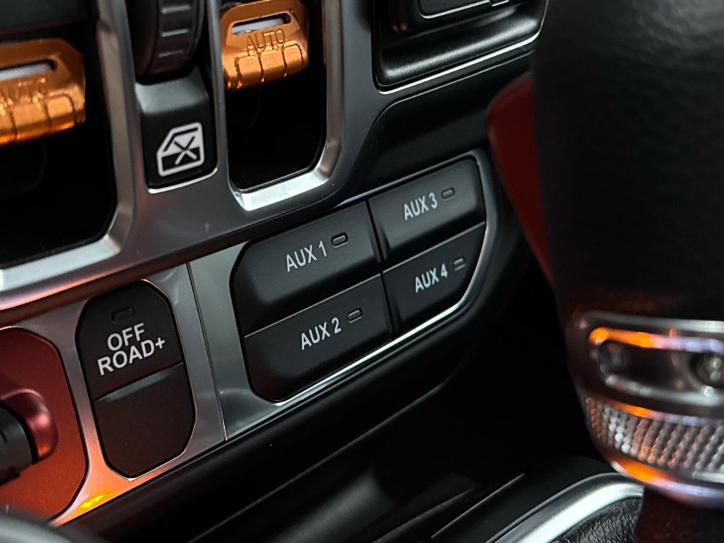 Used 2025 Jeep Gladiator Mojave w/ Convenience Group AWD/4WD image 24