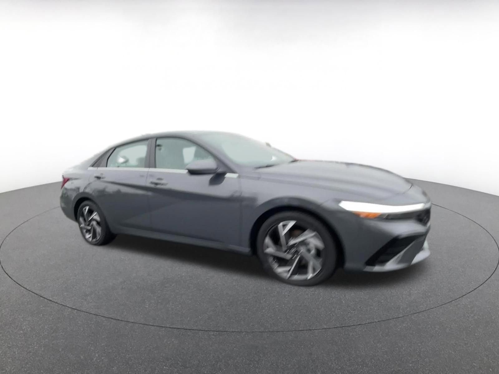 Used 2025 Hyundai Elantra SEL FWD image 2