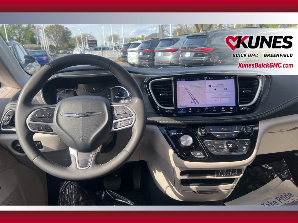 Used 2024 Chrysler Pacifica Limited FWD image 17