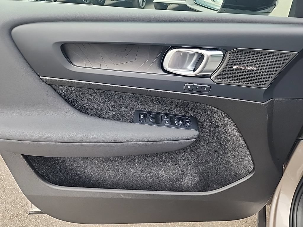 Used 2023 Volvo XC40 Recharge Ultimate w/ Protection Package Premier AWD/4WD image 10