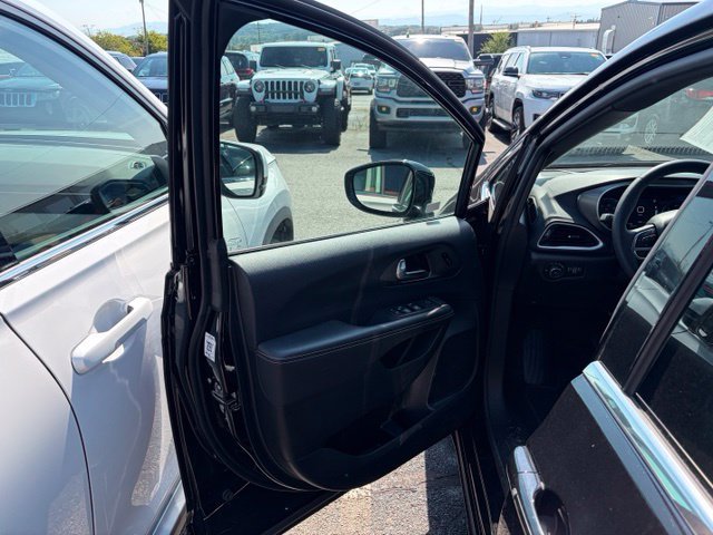 Used 2025 Chrysler Pacifica Select FWD image 5