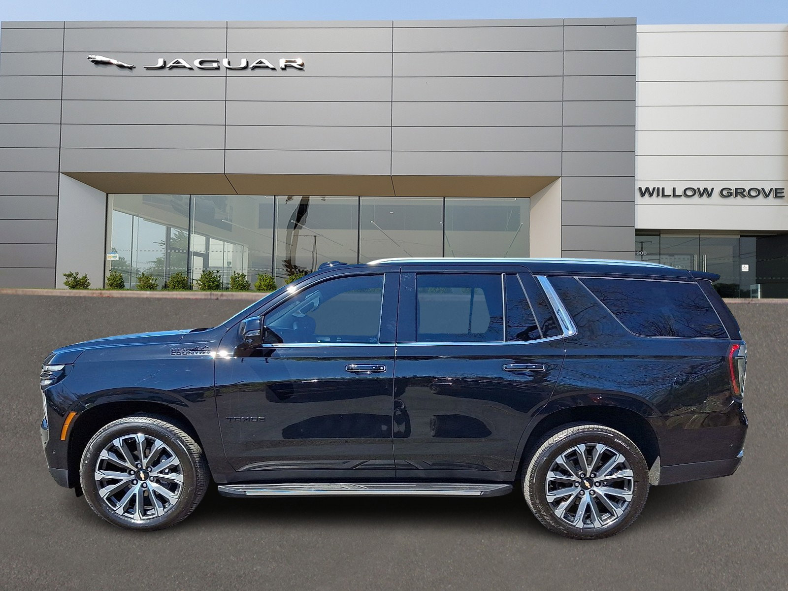 Used 2025 Chevrolet Tahoe High Country AWD/4WD image 7