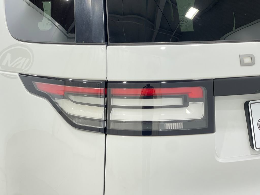 Used 2017 Land Rover Discovery SE image 36