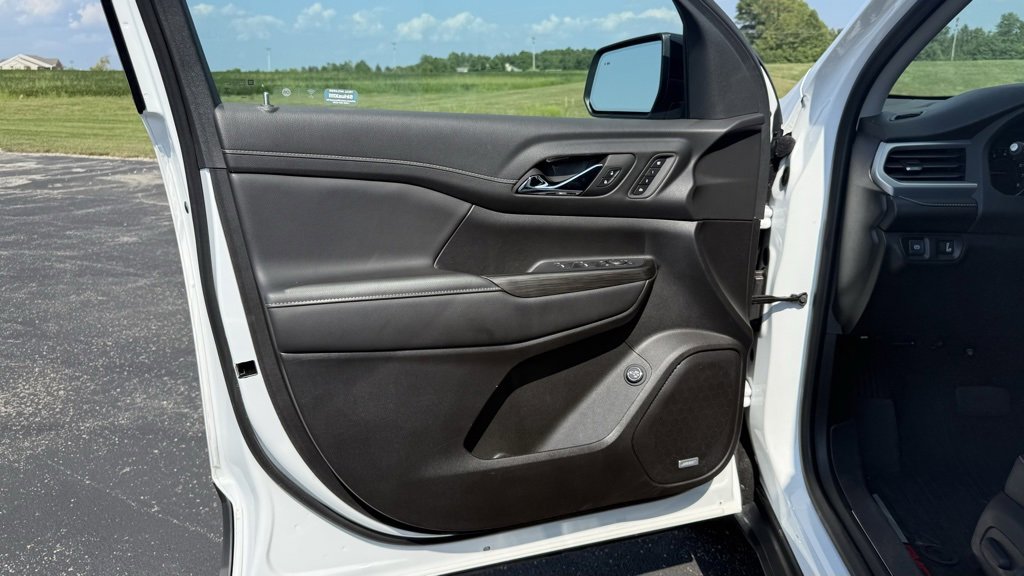 Used 2023 GMC Acadia SLT w/ Elevation Edition image 9