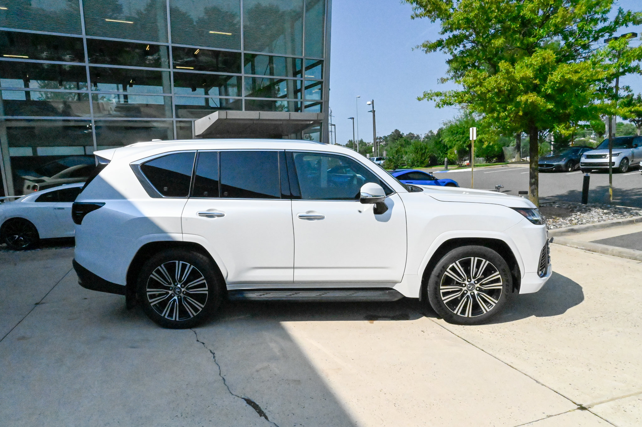 Used 2025 Lexus LX 600 4WD w/ Accessory Package (2T) image 4