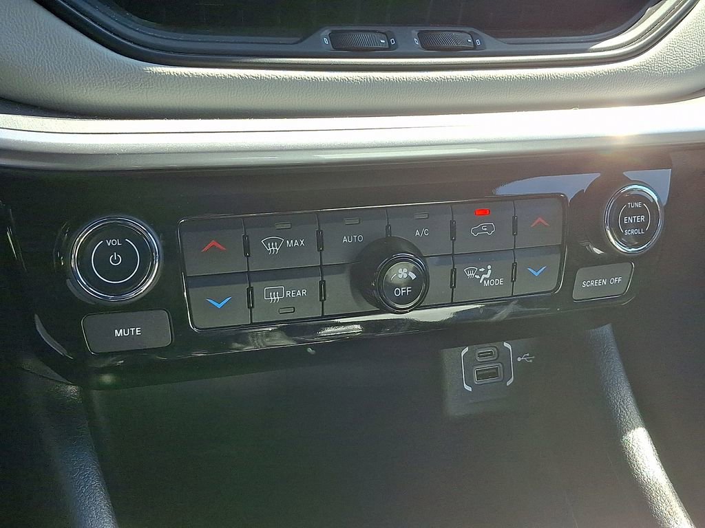 Used 2025 Jeep Compass Limited image 14