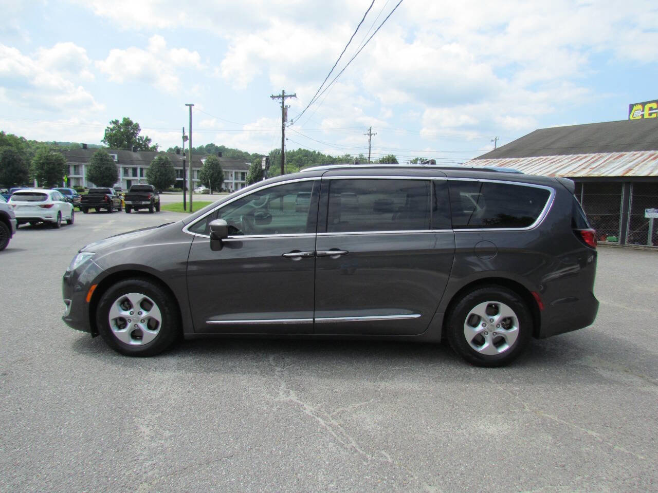 Used 2017 Chrysler Pacifica Touring-L Plus w/ Advanced Safetytec Group image 4
