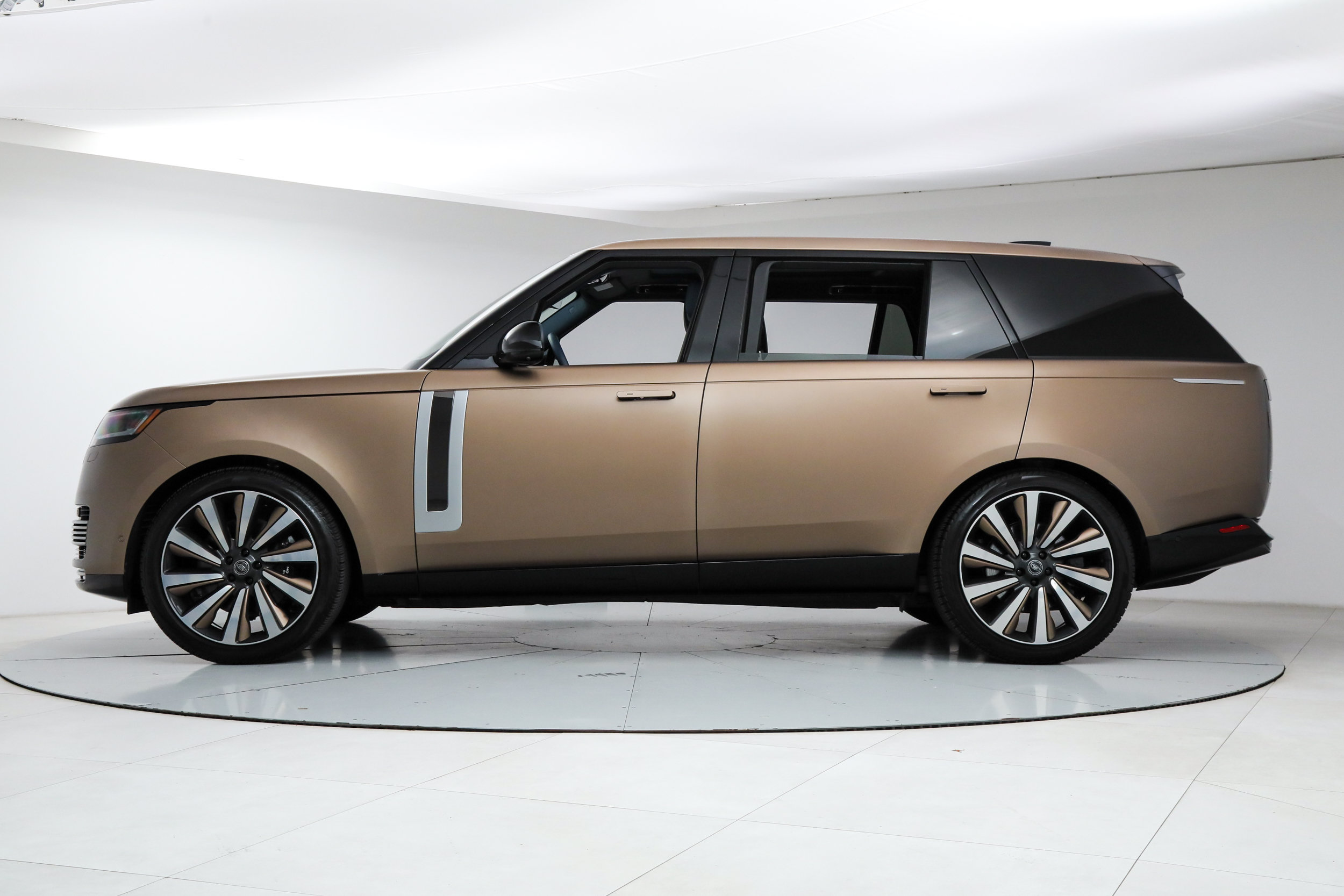 Used 2023 Land Rover Range Rover SV AWD/4WD image 2