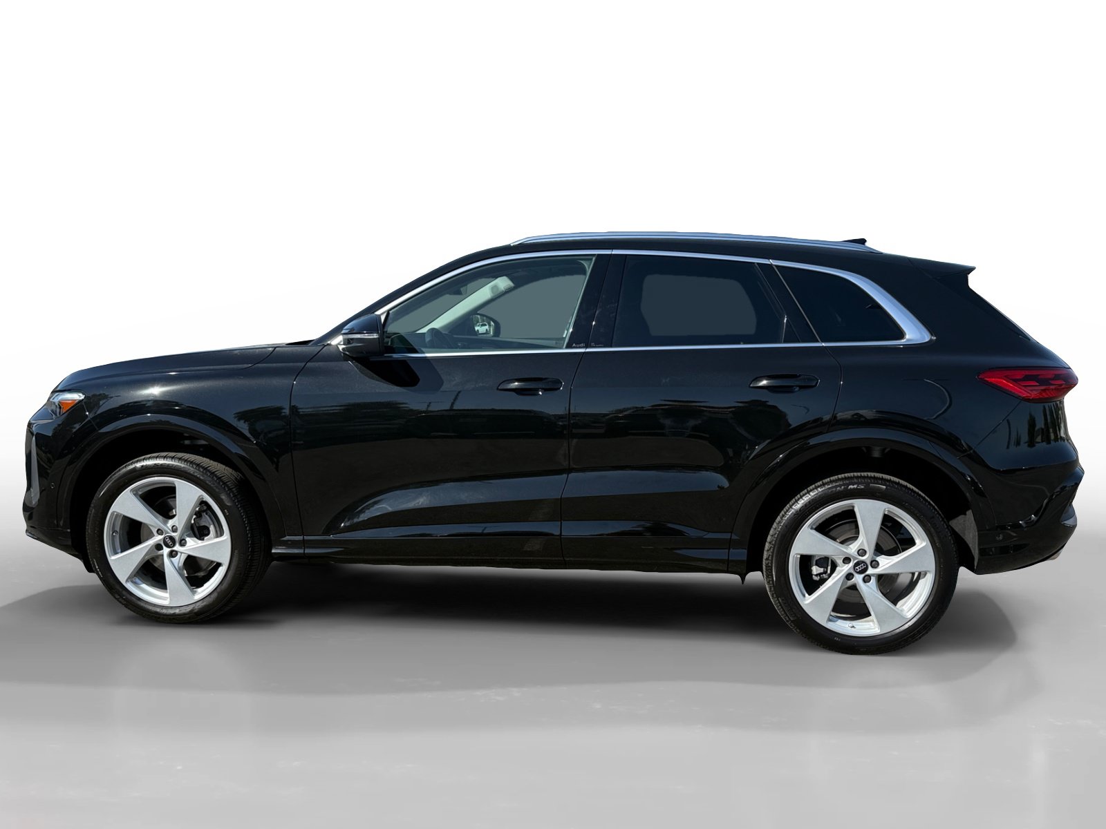 Certified 2025 Audi Q5 Premium AWD/4WD image 2