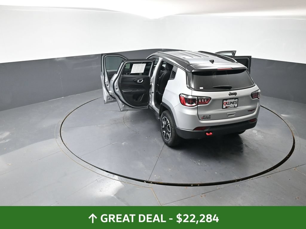 Used 2025 Jeep Compass Trailhawk AWD/4WD image 63